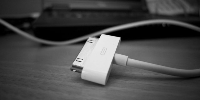 Как правильно заряжать iPhone?